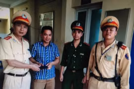 CSGT nhặt được ví tiền trả lại người bị mất 