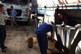 Nhân viên công ty xăng dầu hàng không "rút ruột" xăng máy bay lĩnh án