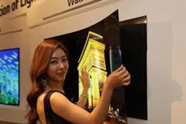  Màn hình siêu mỏng dày chưa đến 1mm.