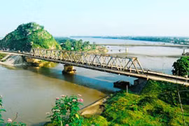 Qua cầu Hàm Rồng, ngắm dòng sông Mã