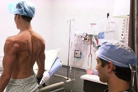 Búp bê sống nghiện phẫu thuật