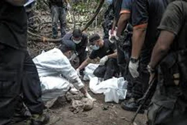 Malaysia điều tra 12 cảnh sát liên quan tới các hố chôn tập thể