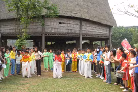 “Cùng chơi trò chơi dân gian các nước”