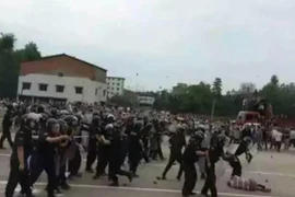 Người dân biểu tình đòi xây đường sắt cao tốc