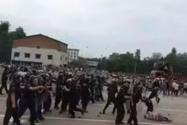 Người dân biểu tình đòi xây đường sắt cao tốc
