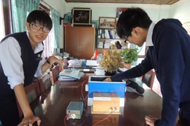 Học sinh lớp 10 chế tạo thiết bị quan sát chuyển động của hạt phóng xạ.