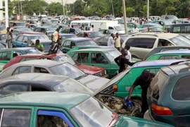 Ngân hàng Nigeria ngừng hoạt động vì... thiếu nhiên liệu