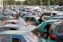 Ngân hàng Nigeria ngừng hoạt động vì... thiếu nhiên liệu