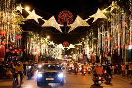 Lần đầu tiên vận động thiết kế trang trí đường phố Hà Nội đẹp, bền vững