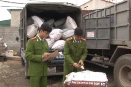 Phát hiện vụ vận chuyển 4 tấn mỡ bẩn trên địa bàn huyện Phú Xuyên