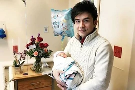 Con trai đầu lòng của ca sĩ Đan Trường vừa chào đời tại Mỹ