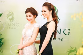 Á hậu Thụy Vân diện váy ôm sát khoe dáng đồng hồ cát