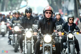 MC Anh Tuấn lái moto của Trần Lập diễu hành vào sáng mai 26-2