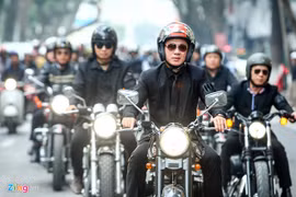 MC Anh Tuấn lái moto của Trần Lập diễu hành vào sáng mai 26-2