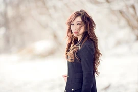 Ca sĩ Kavie Trần mặc váy siêu ngắn giữa trời tuyết trắng