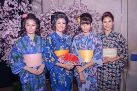 Dàn "sao" đẹp lạ trong trang phục Kimono
