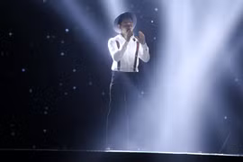 "The Voice" xuất hiện giọng ca "vượt khỏi giới tính" khiến 4 HLV "đứng hình"