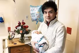 Con trai đầu lòng của ca sĩ Đan Trường vừa chào đời tại Mỹ