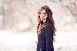 Ca sĩ Kavie Trần mặc váy siêu ngắn giữa trời tuyết trắng