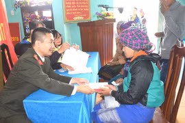 Báo ANTĐ cùng Quỹ Thiện Tâm mang Tết đến miền biên viễn