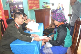 Báo ANTĐ cùng Quỹ Thiện Tâm mang Tết đến miền biên viễn