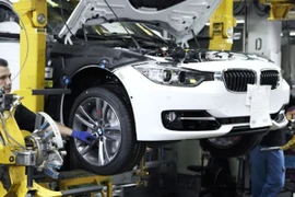 Các hãng xe lớn ngừng kinh doanh ở Nga vì đồng ruble lao dốc 