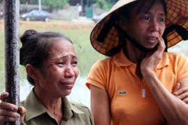 Dân tiếc thương người cứu trợ quên thân