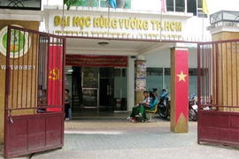 Không chịu bàn giao dấu, lối thoát nào cho ĐH Hùng Vương?