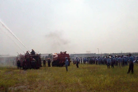 Gần 300 người diễn tập chữa cháy kho hàng lớn 