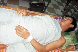 Nổi cơn cuồng ghen, người vợ “hoạn thư” nhẫn tâm đâm chồng suýt chết