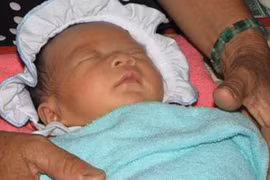 Cháu bé bị chôn sống không được trở về với mẹ đẻ