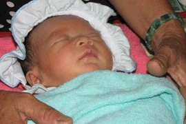 Cháu bé bị chôn sống không được trở về với mẹ đẻ