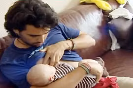 Kỳ tích nuôi con bằng sữa cha