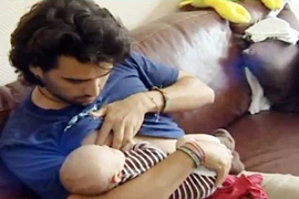 Kỳ tích nuôi con bằng sữa cha