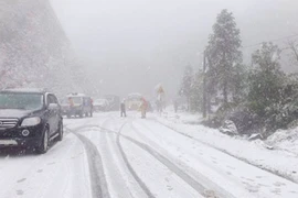 Tuyết rơi trắng xóa Sa Pa gây tắc nghẽn giao thông nhiều giờ