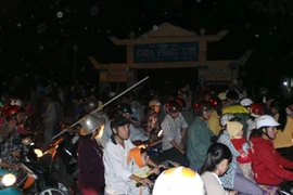 Kim thân Đức Phật hiện hình làm hàng vạn người đổ xô đến chiêm bái