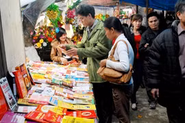 Cuối năm - “mùa” làm ăn của sách tử vi, bói toán 