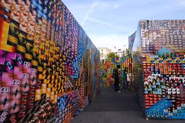 Bức tường ghép từ hàng trăm tấm ảnh 