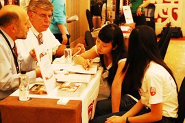 Khó khăn kinh tế cản bước du học