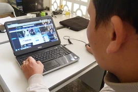 Phát tán phim “nóng” - chiêu kiếm bộn tiền