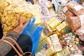 Thị trường bánh kẹo Tết: Mập mờ chất lượng