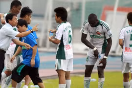 V-League láo nháo vì... tiền