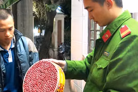 Bắt đối tượng vận chuyển gần 100 kg pháo