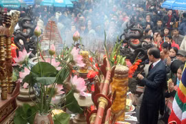 “Vui xem hát, nhạt xem bơi, tả tơi xem hội”