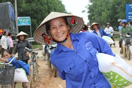 Hạt gạo ấm lòng dân vùng lũ Hương Sơn