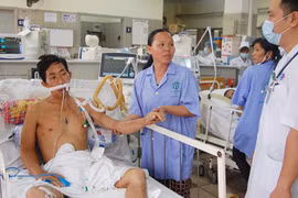 Kiệt quệ vì chữa rắn cắn