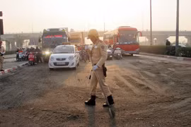 CSGT dọn dầu loang 