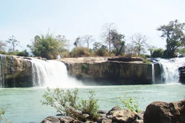 Chạm vào thác Đray