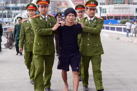 Khoét thủng tường trại giam trong 7 ngày, che giấu bằng cơm trộn vữa