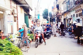 Chợ cóc “bao vây” chợ chính